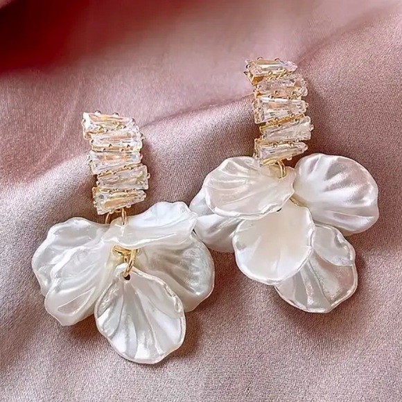 💥2 for $18💥 Beautiful Sterling and Cz drop floral earrings! - Picture 3 of 4